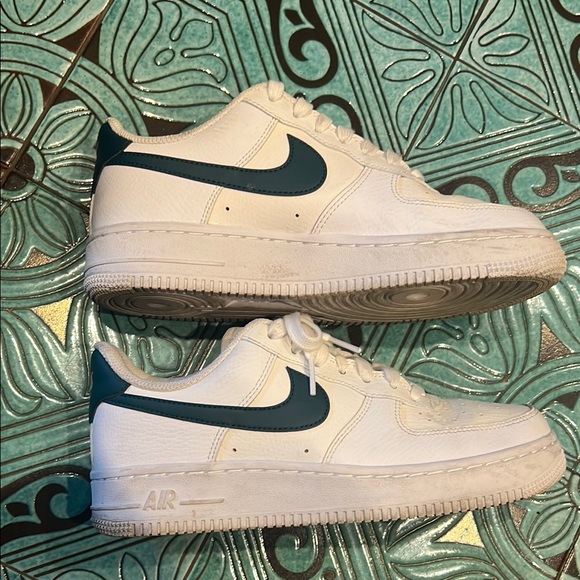 Nike White and Green Air Force 1 Sneakers Classic Style - Picture 1 of 4
